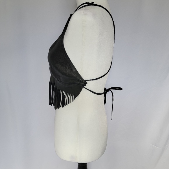 Braided leather straps
Vintage laced leather halter top - Picture 3 of 3